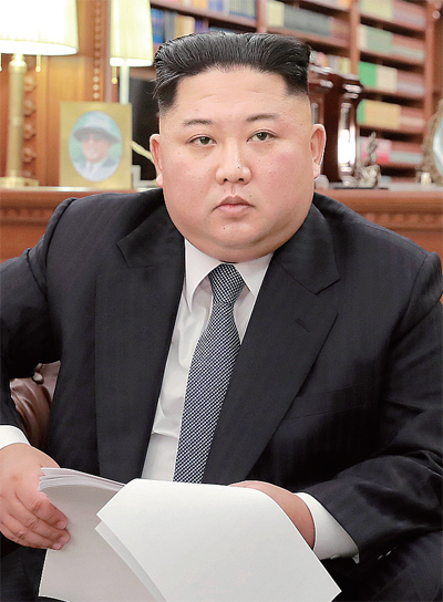 김정은 북한 국무위원장이 1일 노동당 중앙위원회 청사 소파에 앉아 신년사를 발표하고 있다. 연합뉴스