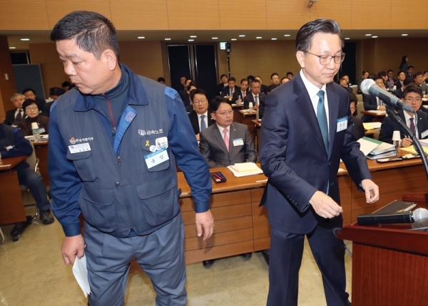 지난해 10월 22일 국회 정무위원회 국정감사에 임한택 금속노조 한국지엠지부 지부장과 최종 한국지엠 부사장이 출석했다.