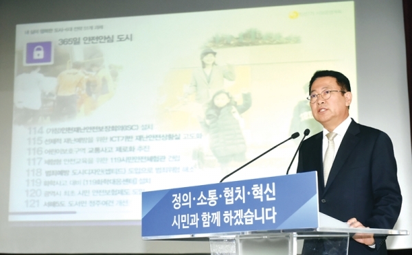 박남춘 인천광역시장이 10월 15일 시청 대회의실에서 열린 ‘민선7기 출범 100일 기자회견’에서 시정운영 계획을 발표하고 있다.