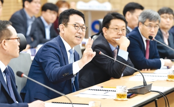 박남춘 인천광역시장이 11월6일 시청 공감회의실에서 열린 간부회의에서 ‘인천형 공론화위원회 운영방안 및 생활 SO C 추진상황’과 관련해 토론을 하고 있다.