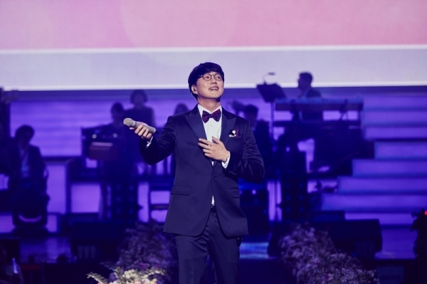 가수 성시경이 소극장 콘서트 '노래'로 올봄 관객들과 만난다. 에스케이재원