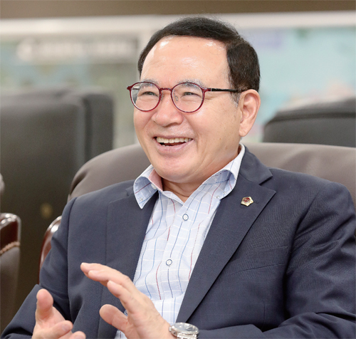 이용범 인천시의회 의장이 2018년 의정 활동을 평가하고 2019년 중점을 둘 의정 방향을 설명하고 있다.