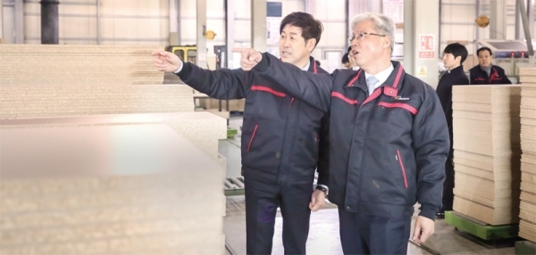 이민우 경기신용보증재단 신임 이사장이 취임한 2일 첫 공식일정으로 광주시 소재 신명산업을 방문, 현장을 둘러보고 있다. 경기신용보증재단 제공