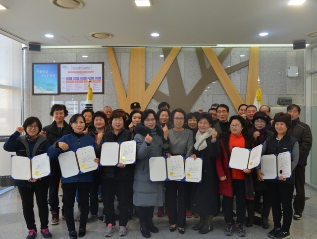 ▲ (재)용인문화재단(이사장 백군기)은 비정규직 근로자 25명을 재단 소속 정규직으로 전환, 2일 임용식을 개최했다.