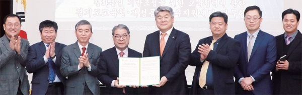 이재정 경기도교육감과 김진향 개성공업지구지원재단 이사장 등이 3일 경기도교육청 북부청사에서 도교육청•개성공업지구지원재단 간의 평화통일 기반조성을 위한 교육협력 업무협약을 체결하고 있다. 경기도교육청 제공