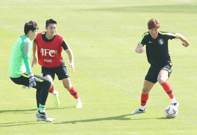 ▲ 2019 아시아축구연맹(AFC) 아시안컵에 출전 중인 축구 국가대표팀 황의조가 필리핀과의 첫 경기를 이틀 앞둔 5일 오전(현지시간) 아랍에미리트 두바이 폴리스 오피서스 클럽 훈련장에서 몸을 풀고 있다.연합뉴스