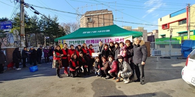 광명시 광명7동 주민자치위원회가 저소득층 110가구에 라면을 전달했다. 광명시 제공