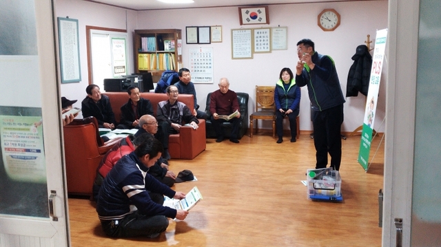 의왕시 관계자가 지역내 노인정을 방문해 농약허용물질목록 관리제도에 대한설명 및 안전 사용법 등을 교육하고 있다. 의왕시제공