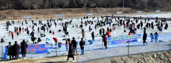새해 첫 휴일인 6일 ‘가평 자라섬 씽씽축제장’을 찾은 관광객들이 꽁꽁 얼어붙은 가평천에서 가족들과 함께 송어 낚시를 하며 즐거운 시간을 보내고 있다. 얼음낚시, 눈썰매 등 각종 겨울놀이 등 다양한 즐길거리가 마련된 이번 축제는 오는 2월 17일까지 열린다. 전형민기자