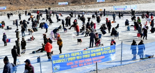 새해 첫 휴일인 6일 ‘가평 자라섬 씽씽축제장’을 찾은 관광객들이 꽁꽁 얼어붙은 가평천에서 가족들과 함께 송어 낚시를 하며 즐거운 시간을 보내고 있다. 얼음낚시, 눈썰매 등 각종 겨울놀이 등 다양한 즐길거리가 마련된 이번 축제는 오는 2월 17일까지 열린다. 전형민기자