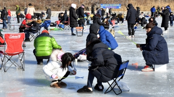 새해 첫 휴일인 6일 ‘가평 자라섬 씽씽축제장’을 찾은 관광객들이 꽁꽁 얼어붙은 가평천에서 가족들과 함께 송어 낚시를 하며 즐거운 시간을 보내고 있다. 얼음낚시, 눈썰매 등 각종 겨울놀이 등 다양한 즐길거리가 마련된 이번 축제는 오는 2월 17일까지 열린다. 전형민기자