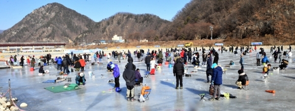 새해 첫 휴일인 6일 ‘가평 자라섬 씽씽축제장’을 찾은 관광객들이 꽁꽁 얼어붙은 가평천에서 가족들과 함께 송어 낚시를 하며 즐거운 시간을 보내고 있다. 얼음낚시, 눈썰매 등 각종 겨울놀이 등 다양한 즐길거리가 마련된 이번 축제는 오는 2월 17일까지 열린다. 전형민기자