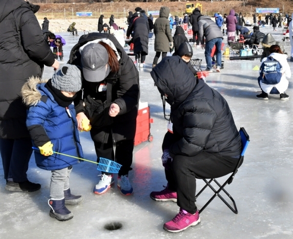 새해 첫 휴일인 6일 ‘가평 자라섬 씽씽축제장’을 찾은 관광객들이 꽁꽁 얼어붙은 가평천에서 가족들과 함께 송어 낚시를 하며 즐거운 시간을 보내고 있다. 얼음낚시, 눈썰매 등 각종 겨울놀이 등 다양한 즐길거리가 마련된 이번 축제는 오는 2월 17일까지 열린다. 전형민기자