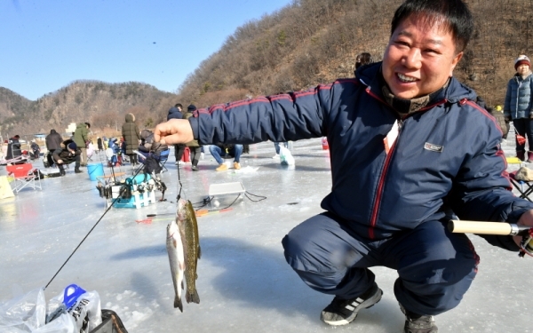 새해 첫 휴일인 6일 ‘가평 자라섬 씽씽축제장’을 찾은 관광객들이 꽁꽁 얼어붙은 가평천에서 가족들과 함께 송어 낚시를 하며 즐거운 시간을 보내고 있다. 얼음낚시, 눈썰매 등 각종 겨울놀이 등 다양한 즐길거리가 마련된 이번 축제는 오는 2월 17일까지 열린다. 전형민기자
