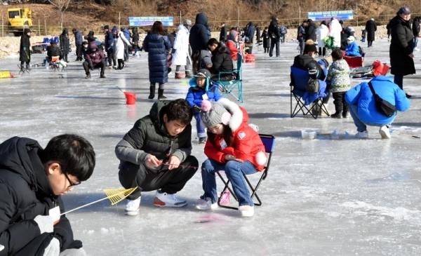새해 첫 휴일인 6일 ‘가평 자라섬 씽씽축제장’을 찾은 관광객들이 꽁꽁 얼어붙은 가평천에서 가족들과 함께 송어 낚시를 하며 즐거운 시간을 보내고 있다. 얼음낚시, 눈썰매 등 각종 겨울놀이 등 다양한 즐길거리가 마련된 이번 축제는 오는 2월 17일까지 열린다. 전형민기자