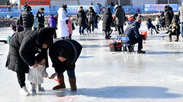 새해 첫 휴일인 6일 ‘가평 자라섬 씽씽축제장’을 찾은 관광객들이 꽁꽁 얼어붙은 가평천에서 가족들과 함께 송어 낚시를 하며 즐거운 시간을 보내고 있다. 얼음낚시, 눈썰매 등 각종 겨울놀이 등 다양한 즐길거리가 마련된 이번 축제는 오는 2월 17일까지 열린다. 전형민기자