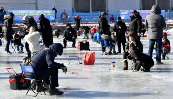 새해 첫 휴일인 6일 ‘가평 자라섬 씽씽축제장’을 찾은 관광객들이 꽁꽁 얼어붙은 가평천에서 가족들과 함께 송어 낚시를 하며 즐거운 시간을 보내고 있다. 얼음낚시, 눈썰매 등 각종 겨울놀이 등 다양한 즐길거리가 마련된 이번 축제는 오는 2월 17일까지 열린다. 전형민기자