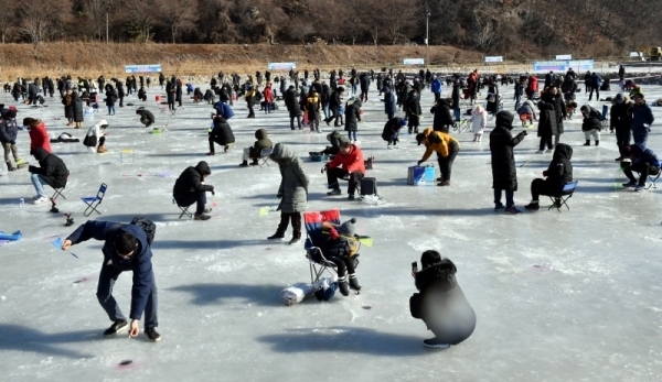 새해 첫 휴일인 6일 ‘가평 자라섬 씽씽축제장’을 찾은 관광객들이 꽁꽁 얼어붙은 가평천에서 가족들과 함께 송어 낚시를 하며 즐거운 시간을 보내고 있다. 얼음낚시, 눈썰매 등 각종 겨울놀이 등 다양한 즐길거리가 마련된 이번 축제는 오는 2월 17일까지 열린다. 전형민기자