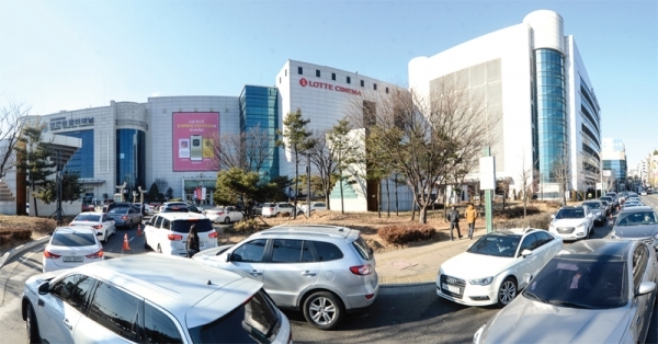 6일 오후 인천 구월동 롯데백화점 인천터미널점 앞 도로가 차량들로 정체를 빗고 있다. 조주현기자