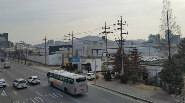국도 1호선과 접한 채 10여년 동안 빈터로 남아 있는 군포시 당정동 유한양행 부지. 윤덕흥기자