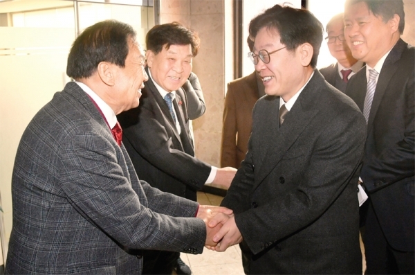 7일 수원 경기일보사를 방문한 이재명 경기도지사가 본보 신선철 회장, 신항철 대표이사 사장 등과 인사를 나누고 있다. 김시범기자