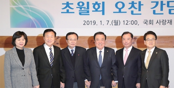 문희상 국회의장과 각당 대표들이 7일 국회 사랑재에서 열린 국회의장 주최 초월회 오찬 행사에서 기념사진을 촬영하고 있다. 왼쪽부터 정의당 이정미, 바른미래당 손학규, 더불어민주당 이해찬 대표, 문 의장, 자유한국당 김병준 비상대책위원장, 민주평화당 정동영 대표. 연합뉴스