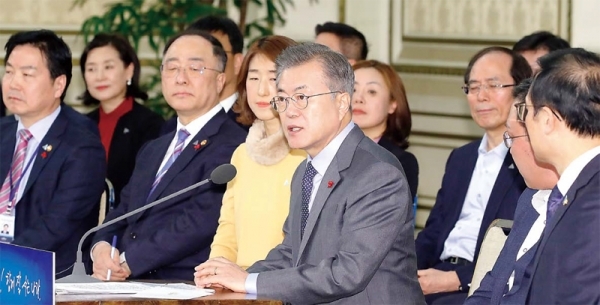 문재인 대통령이 7일 오후 청와대 영빈관에서 ‘활력 중소기업, 함께 잘사는 나라’라는 슬로건으로 열린 중소•벤처 기업인과의 대화에서 인사말을 하고 있다. 연합뉴스