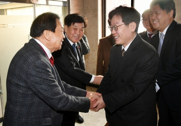 7일 수원 경기일보사를 방문한 이재명 경기도지사가 본보 신선철 회장, 신항철 대표이사 사장 등과 인사를 나누고 있다. 김시범기자