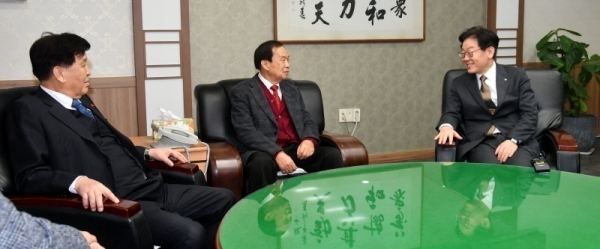 7일 수원 경기일보사를 방문한 이재명 경기도지사가 본보 신선철 회장, 신항철 대표이사 사장 등과 경기도정 및 현안에 관해 대화를 나누고 있다. 김시범기자