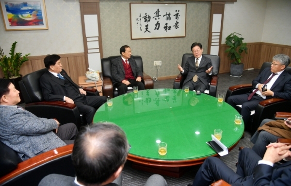 7일 수원 경기일보사를 방문한 이재명 경기도지사가 본보 신선철 회장, 신항철 대표이사 사장 등과 경기도정 및 현안에 관해 대화를 나누고 있다. 김시범기자