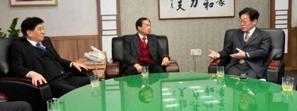 7일 수원 경기일보사를 방문한 이재명 경기도지사가 본보 신선철 회장, 신항철 대표이사 사장 등과 경기도정 및 현안에 관해 대화를 나누고 있다. 김시범기자