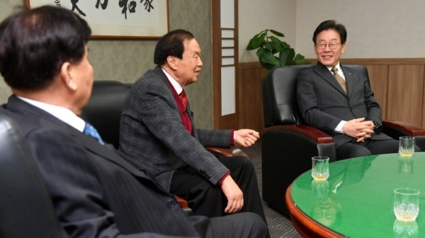 7일 수원 경기일보사를 방문한 이재명 경기도지사가 본보 신선철 회장, 신항철 대표이사 사장 등과 경기도정 및 현안에 관해 대화를 나누고 있다. 김시범기자