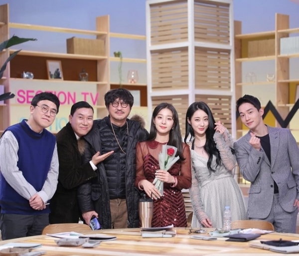 배우 설인아가 '섹션TV 연예통신'에서 하차하며 출연진과 함께 기념 사진을 찍었다. 설인아 공식 인스타그램