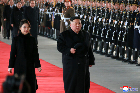 북한 김정은 국무위원장이 7~10일 부인 리설주 여사와 함께 중국을 방문한다고 조선중앙방송이 8일 보도했다. 연합뉴스
