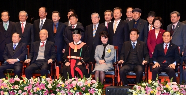 성균관대학교 ‘제21대 신동렬 총장 취임식’이 열린 8일 서울 성대캠퍼스 600주년 기념관에서 신 총장(앞줄 왼쪽에서 세번째)과 신항철 경기일보 대표이사 사장(앞줄 왼쪽에서 다섯번째) 등 내ㆍ외빈들이 기념촬영을 하고 있다. 김시범기자