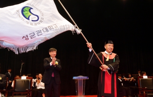 성균관대학교 '제21대 신동렬 총장 취임식'이 열린 8일 서울 성대캠퍼스 600주년 기념관에서 신 총장이 교기를 흔들고 있다. 김시범기자