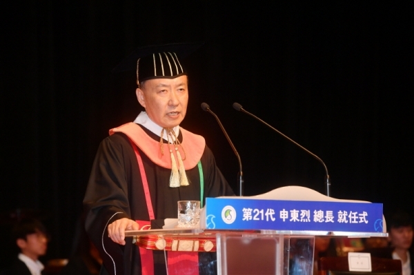 성균관대학교 '제21대 신동렬 총장 취임식'이 열린 8일 서울 성대캠퍼스 600주년 기념관에서 신 총장이 취임사를 하고 있다. 김시범기자