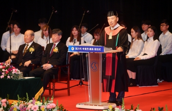 성균관대학교 '제21대 신동렬 총장 취임식'이 열린 8일 서울 성대캠퍼스 600주년 기념관에서 신 총장이 취임사를 하고 있다. 김시범기자