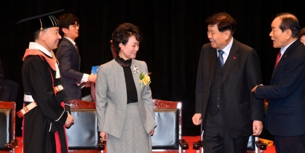 성균관대학교 '제21대 신동렬 총장 취임식'이 열린 8일 서울 성대캠퍼스 600주년 기념관에서 신 총장 내외와 신항철 경기일보 대표이사 사장 등 동문들이 인사를 나누고 있다. 김시범기자