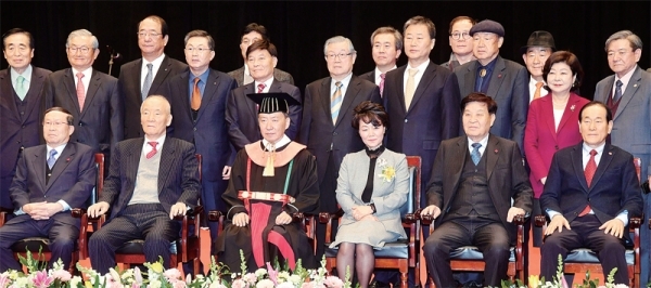 성균관대학교 ‘제21대 신동렬 총장 취임식’이 열린 8일 서울 성대캠퍼스 600주년 기념관에서 신 총장(앞줄 왼쪽에서 세번째)과 신항철 경기일보 대표이사 사장(앞줄 왼쪽에서 다섯번째) 등 내ㆍ외빈들이 기념촬영을 하고 있다. 김시범기자