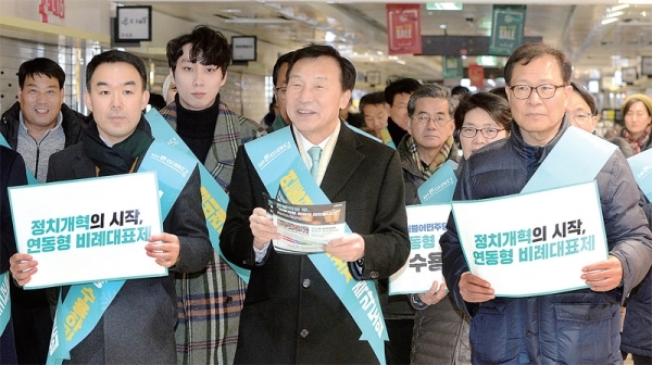 바른미래당 손학규 대표(가운데)가 8일 오전 인천시 부평구 부평지하상가에서 상인들에게 ‘연동형 비례대표제’를 알리고 있다. 조주현기자