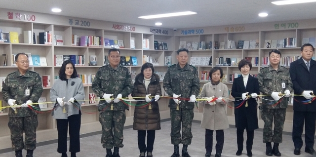 ‘광개토 작은도서관’을 개관식에서 참석자들이 테이프컷팅을 하고 있다. 사진=고양시