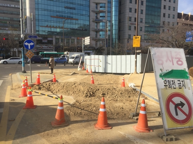 군포시 시청앞 상수관 동파로 누수가 되고 있는 현장 인근의 상수관 교체공사로 부분 교통통제가 실시된다.