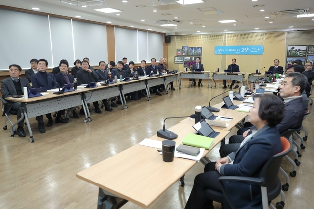 9일 새해 첫 고양시 간부회의에서 종이서류 대신 테블릿PC를 활용한 회의가 진행되고 있다. 제공=고양시