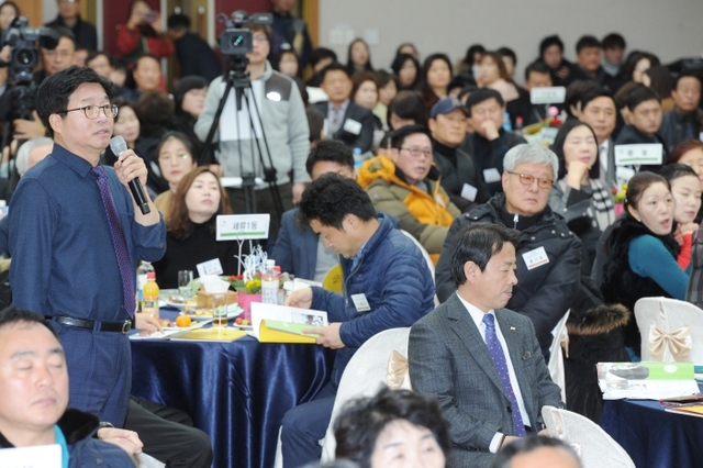 염태영 수원시장이 권선구청 대회의실에서 열린 ‘2019 시민공감 열린대화’에서 시민들과 대화를 나누고 있다. 수원시 제공