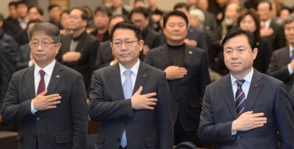 김영춘 해양수산부 장관, 박남춘 인천시장, 박상우 토지주택공사 사장이 9일 오전 인천 중구 인천하버파크호텔에서 열린 '인천 내항 일원 미래비전 선포식'에서 국민의례를 하고 있다.조주현기자