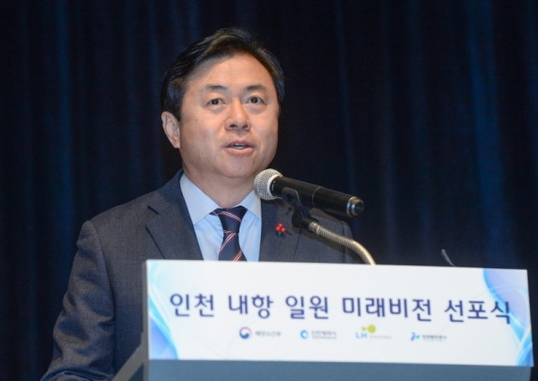 김영춘 해양수산부 장관이 9일 오전 인천 중구 인천하버파크호텔에서 열린 '인천 내항 일원 미래비전 선포식'에서 내항 일원 비전에 대한 발표를 하고 있다.조주현기자