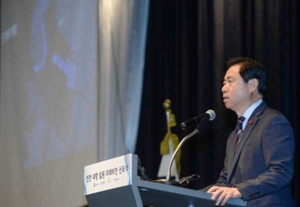 김영춘 해양수산부 장관이 9일 오전 인천 중구 인천하버파크호텔에서 열린 '인천 내항 일원 미래비전 선포식'에서 내항 미래비전에 대한 발표를 하고 있다.조주현기자