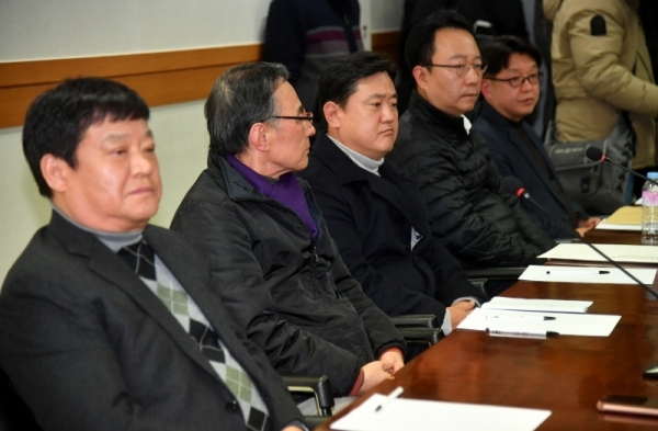 경기지역 7개 버스업체 노조가 10일 총파업을 예고한 가운데 9일 버스업체 노사 양측 대표들이 수원 경기지방노동위원회에 모여 심각한 표정으로 막판 협상을 벌이고 있다. 김시범기자