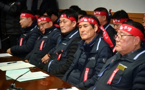 경기지역 7개 버스업체 노조가 10일 총파업을 예고한 가운데 9일 버스업체 노사 양측 대표들이 수원 경기지방노동위원회에 모여 심각한 표정으로 막판 협상을 벌이고 있다. 김시범기자